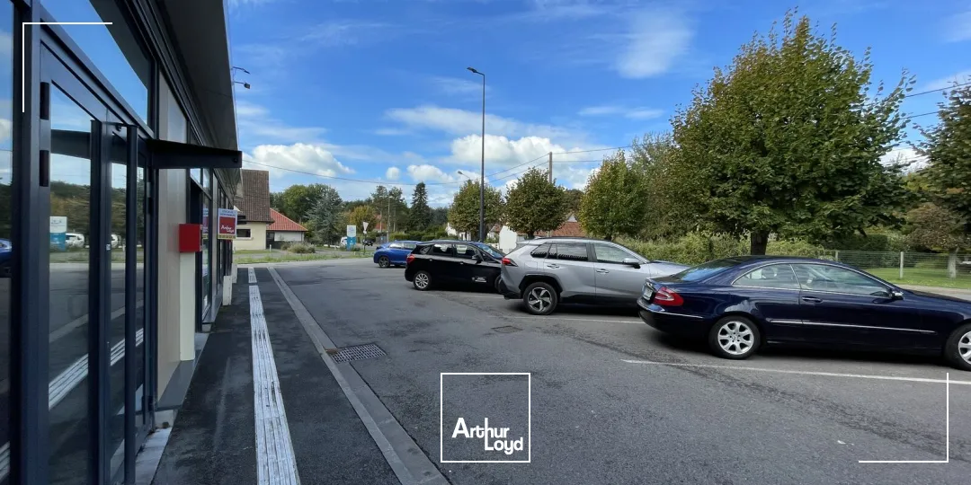 Locaux commerciaux à louer Cucq - Cellules de 75 m² et 242 m² en zone commerciale avec belle vitrine