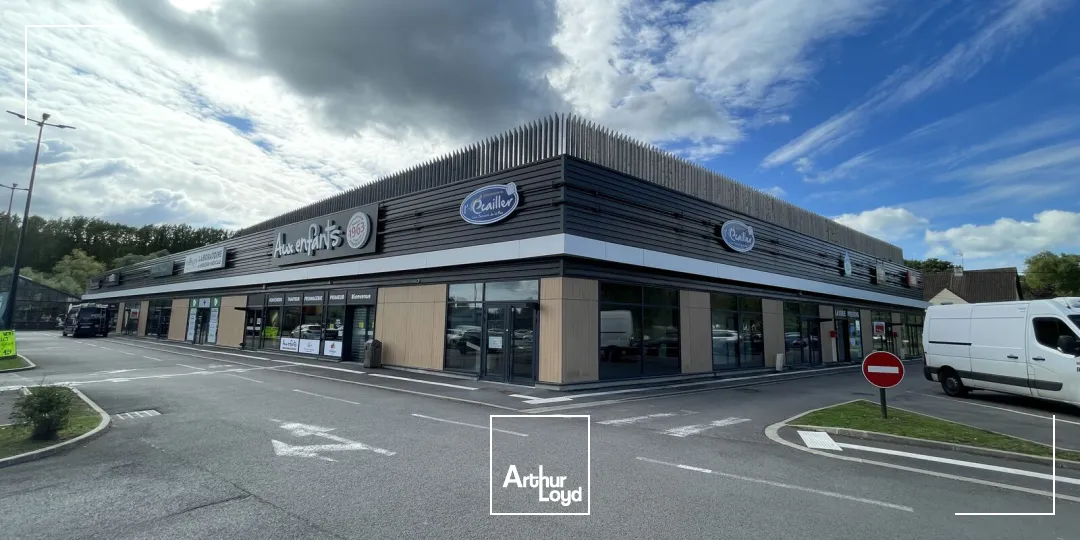 Locaux commerciaux à louer Cucq - Cellules de 75 m² et 242 m² en zone commerciale avec belle vitrine
