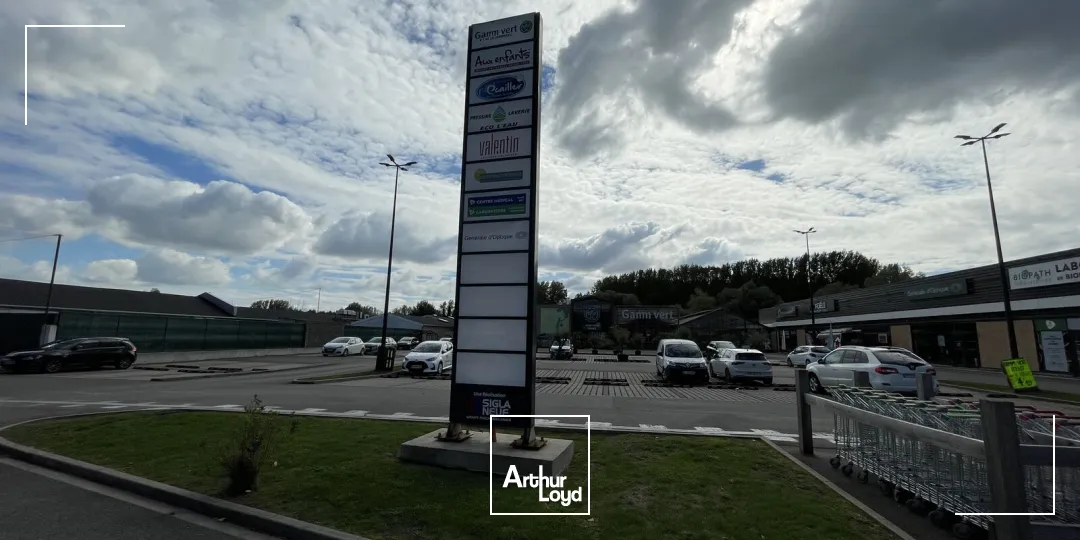 Locaux commerciaux à louer Cucq - Cellules de 75 m² et 242 m² en zone commerciale avec belle vitrine