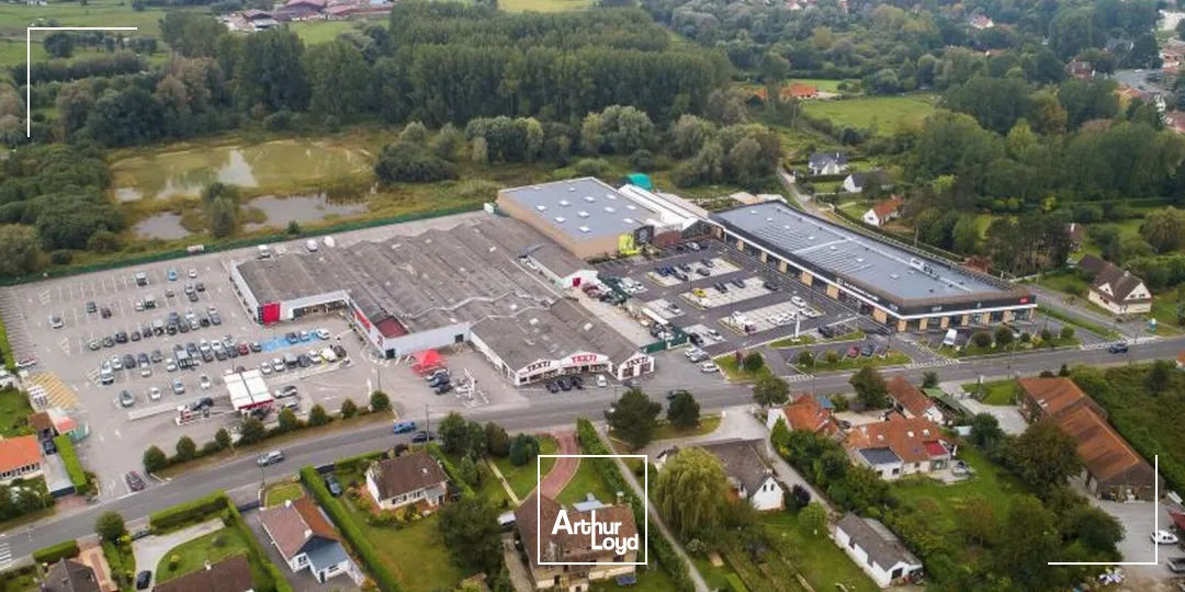Locaux commerciaux à louer Cucq - Cellules de 75 m² et 242 m² en zone commerciale avec belle vitrine