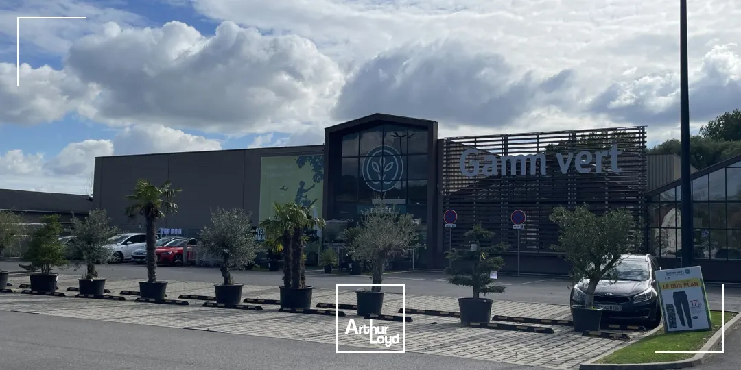 Locaux commerciaux à louer Cucq - Cellules de 75 m² et 242 m² en zone commerciale avec belle vitrine