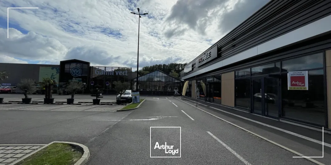 Locaux commerciaux à louer Cucq - Cellules de 75 m² et 242 m² en zone commerciale avec belle vitrine