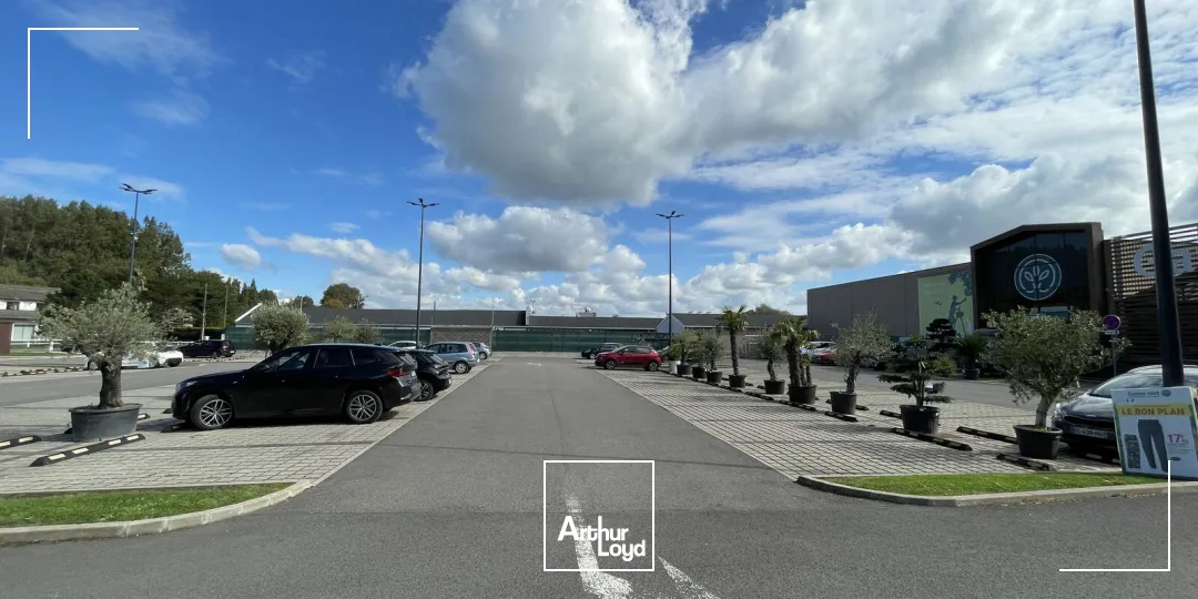 Locaux commerciaux à louer Cucq - Cellules de 75 m² et 242 m² en zone commerciale avec belle vitrine