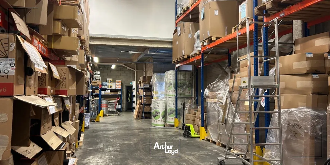 Locaux d'activité avec possibilité de vente au comptoir pour les professionnels