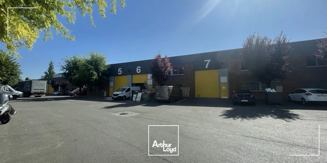 Locaux d'activités divisibles à louer 918 m² au Bourget - accès A1, RER B & CDG, adaptés poids lourds