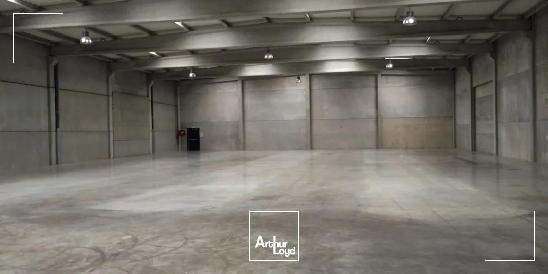 A louer, entrepôts avec quai + bureaux, Saint André Lez Lille