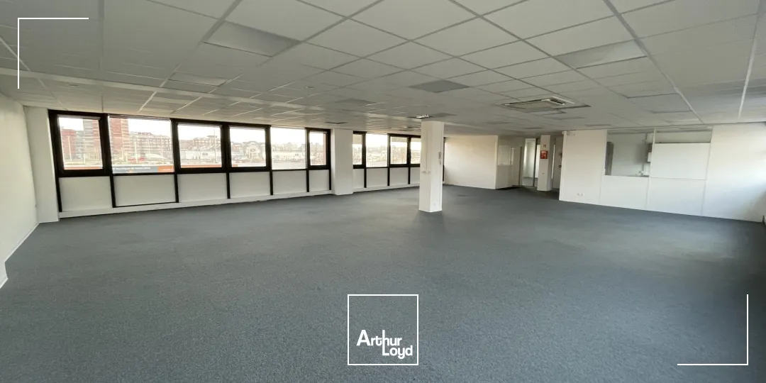 Bureaux à louer à Villeneuve d'Ascq - Secteur Heron Parc/ Auchan V2. Bureaux au loyer attractif avec de nombreux parkings à disposition sur le site ! 