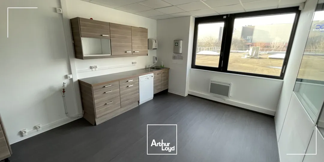 Bureaux à louer à Villeneuve d'Ascq - Secteur Heron Parc/ Auchan V2. Bureaux au loyer attractif avec de nombreux parkings à disposition sur le site ! 