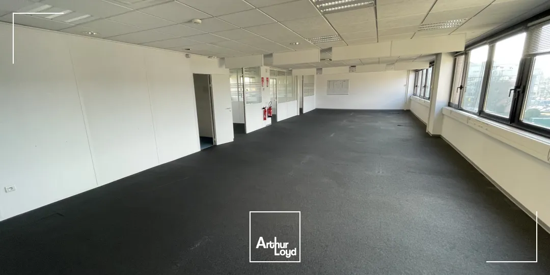 Bureaux à louer à Villeneuve d'Ascq - Secteur Heron Parc/ Auchan V2. Bureaux au loyer attractif avec de nombreux parkings à disposition sur le site ! 