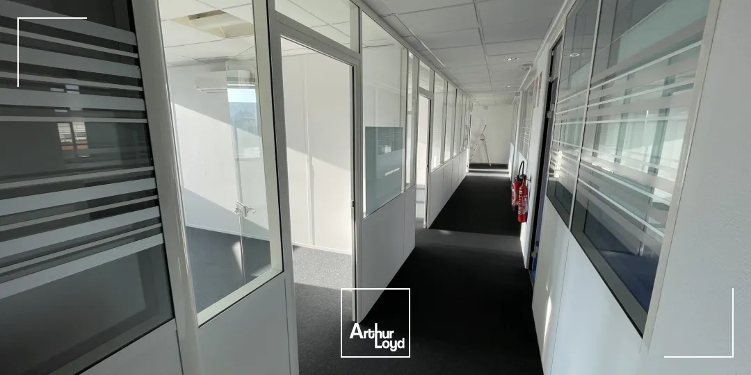 Bureaux à louer à Villeneuve d'Ascq - Secteur Heron Parc/ Auchan V2. Bureaux au loyer attractif avec de nombreux parkings à disposition sur le site ! 