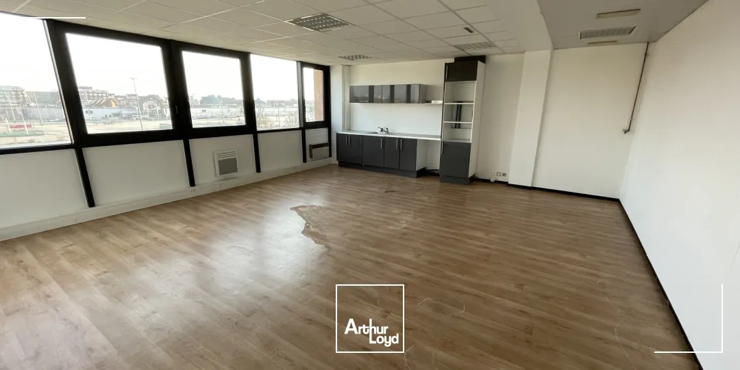 Bureaux à louer à Villeneuve d'Ascq - Secteur Heron Parc/ Auchan V2. Bureaux au loyer attractif avec de nombreux parkings à disposition sur le site ! 