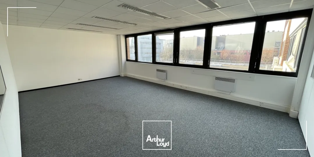 Bureaux à louer à Villeneuve d'Ascq - Secteur Heron Parc/ Auchan V2. Bureaux au loyer attractif avec de nombreux parkings à disposition sur le site ! 