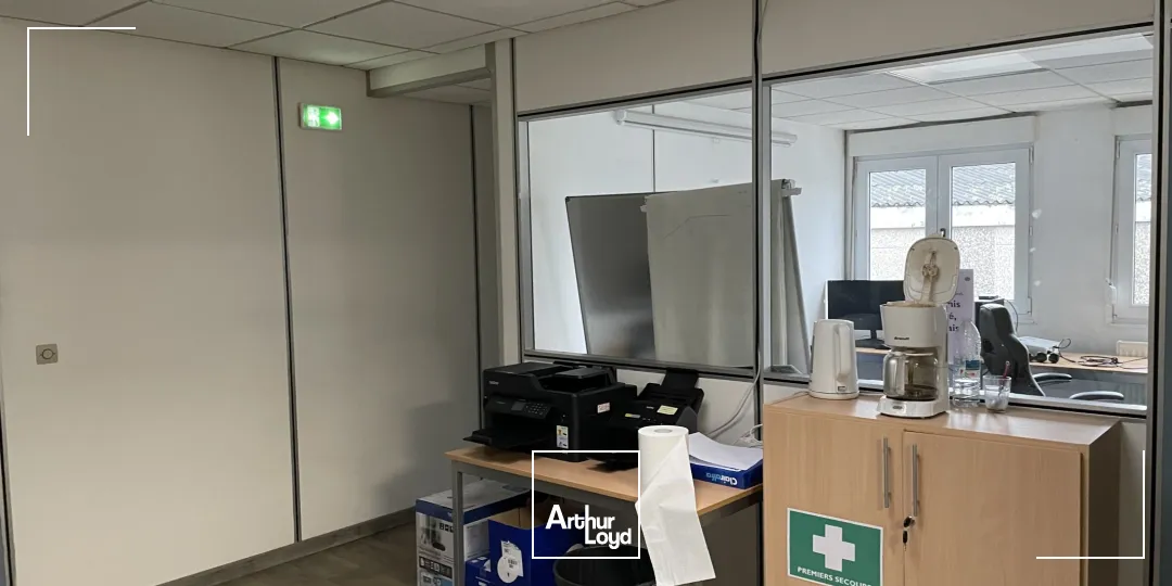 À louer - Local mixte bureaux et entrepôt - en ZI de TEMPLEMARS- Site sécurisé avec parkings