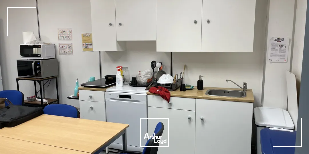 À louer - Local mixte bureaux et entrepôt - en ZI de TEMPLEMARS- Site sécurisé avec parkings