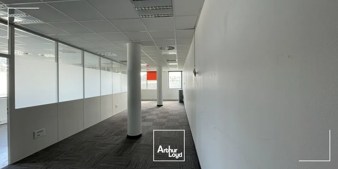 Bureaux lumineux et câblés à louer - Quartier dynamique avec accès métro, rooftop et services partagés