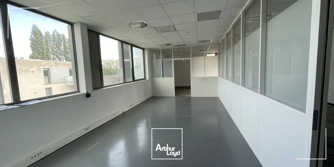 Bureaux lumineux et câblés à louer - Quartier dynamique avec accès métro, rooftop et services partagés