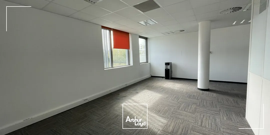 Bureaux lumineux et câblés à louer - Quartier dynamique avec accès métro, rooftop et services partagés