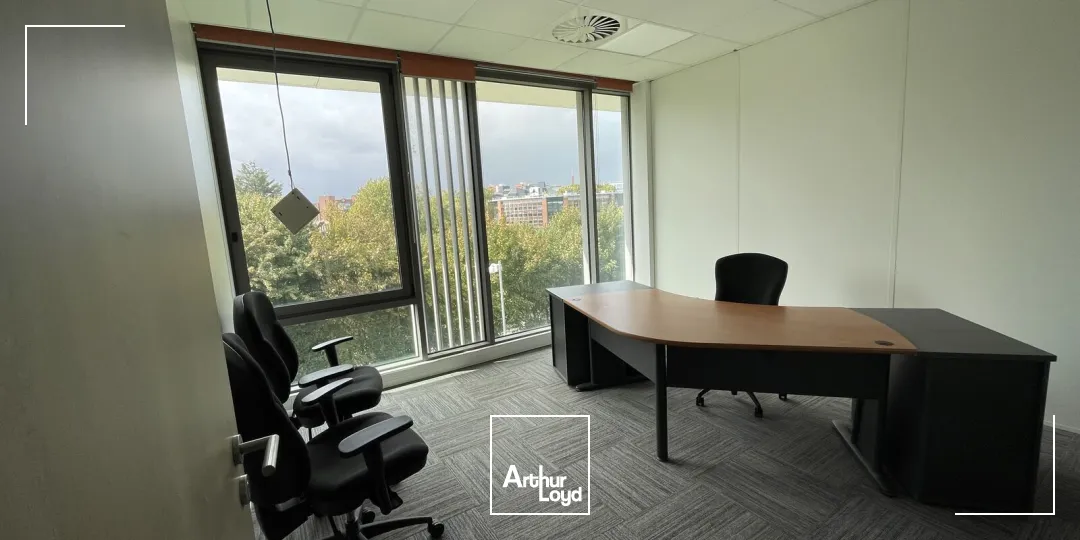 Bureaux lumineux et câblés à louer - Quartier dynamique avec accès métro, rooftop et services partagés