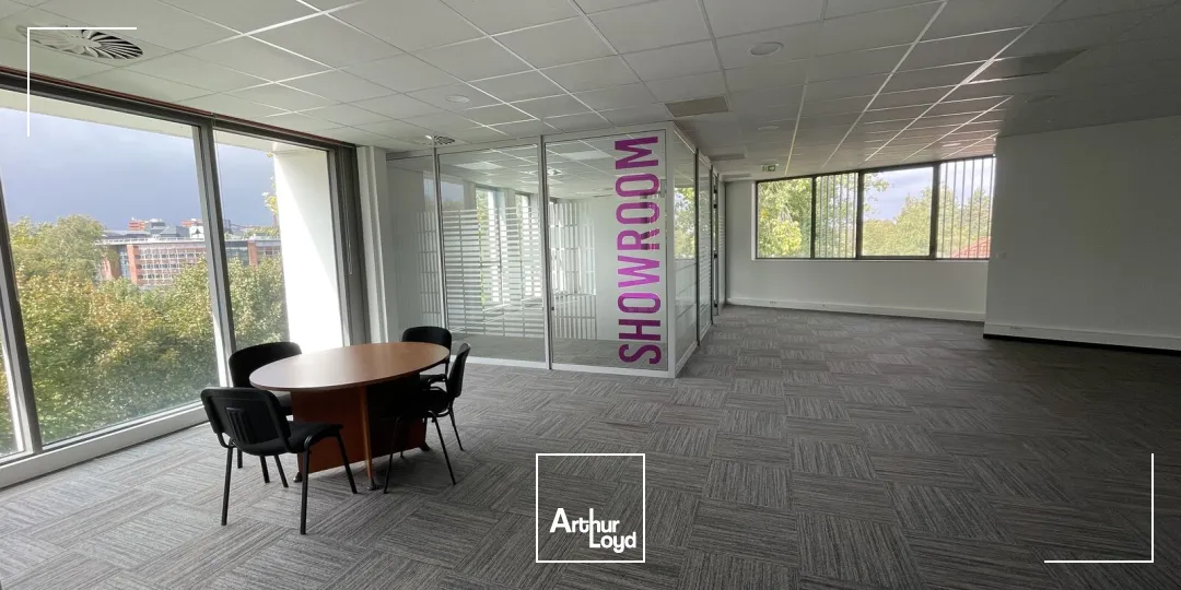 Bureaux lumineux et câblés à louer - Quartier dynamique avec accès métro, rooftop et services partagés