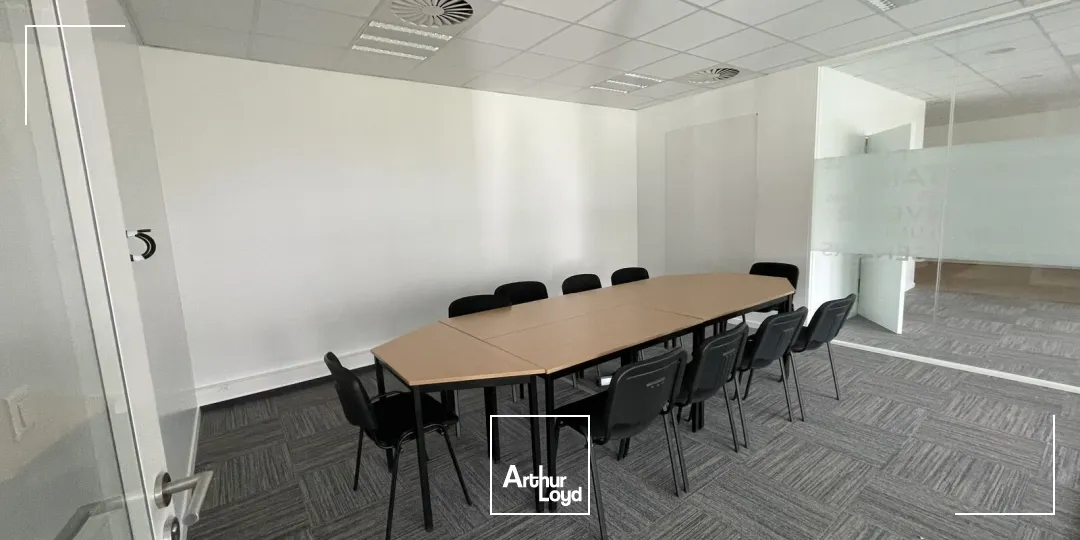 Bureaux lumineux et câblés à louer - Quartier dynamique avec accès métro, rooftop et services partagés