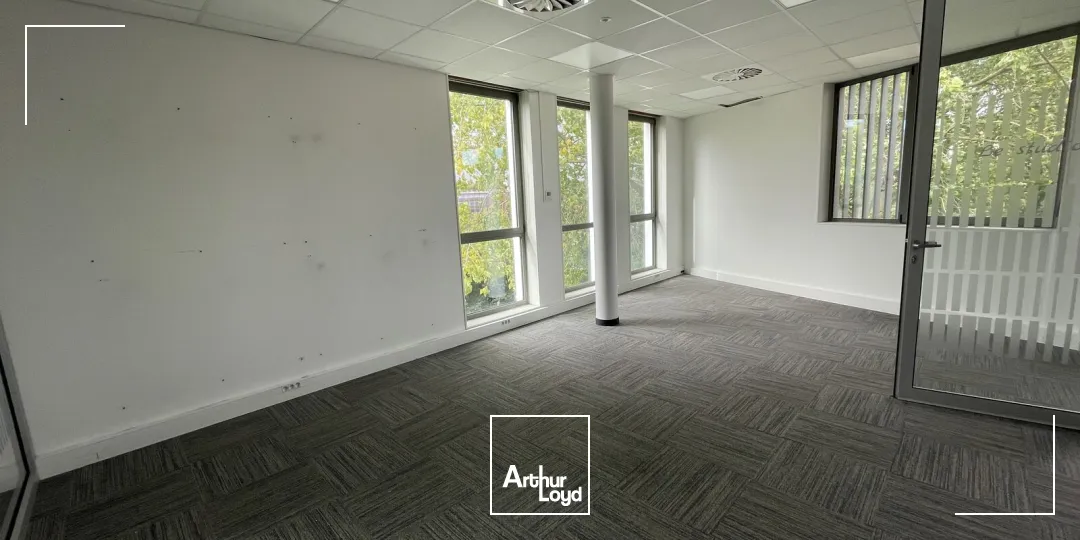 Bureaux lumineux et câblés à louer - Quartier dynamique avec accès métro, rooftop et services partagés