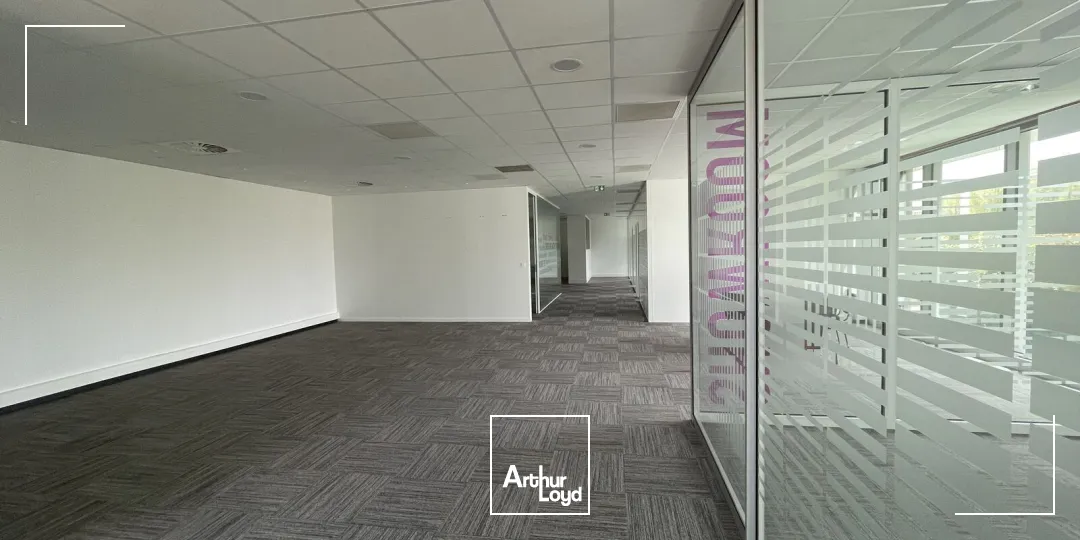 Bureaux lumineux et câblés à louer - Quartier dynamique avec accès métro, rooftop et services partagés