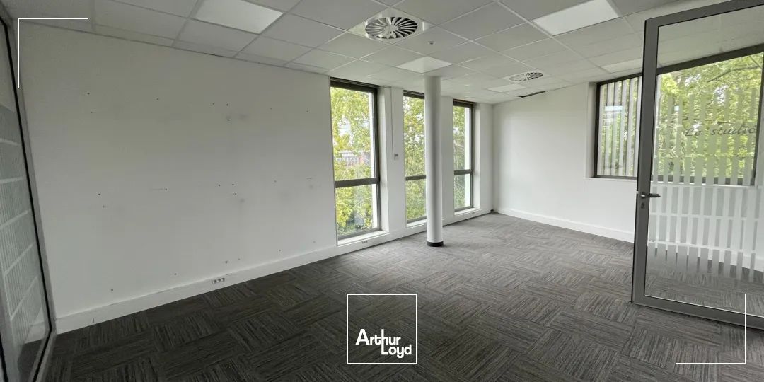 Bureaux lumineux et câblés à louer - Quartier dynamique avec accès métro, rooftop et services partagés