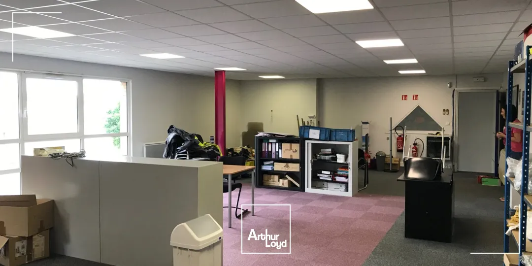 Bureaux à louer à la sortie de l'axe de l'autoute A2 , de bonne qualité . 