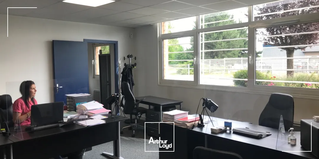 Bureaux à louer à la sortie de l'axe de l'autoute A2 , de bonne qualité . 