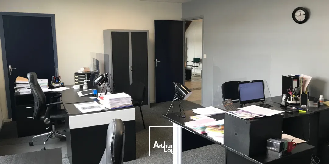 Bureaux à louer à la sortie de l'axe de l'autoute A2 , de bonne qualité . 