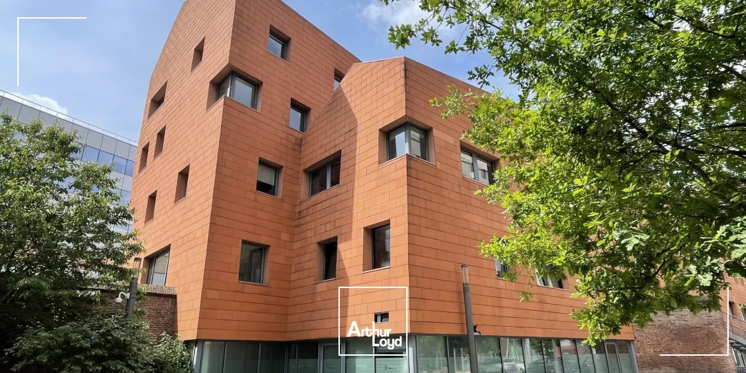 Opportunité rare :Bureaux à louer en plein coeur de Lille en face de la gare Lille Flandres.Le + : Le bien dispose de 13 places de parking.