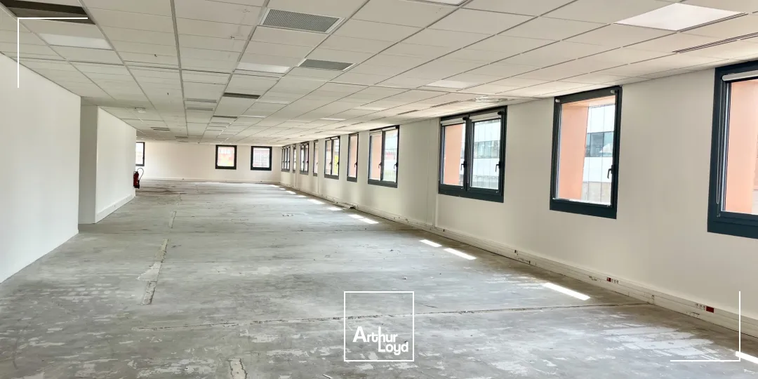 Opportunité rare :Bureaux à louer en plein coeur de Lille en face de la gare Lille Flandres.Le + : Le bien dispose de 13 places de parking.