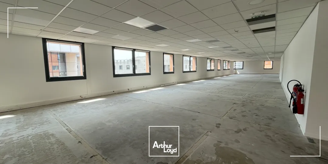 Opportunité rare :Bureaux à louer en plein coeur de Lille en face de la gare Lille Flandres.Le + : Le bien dispose de 13 places de parking.