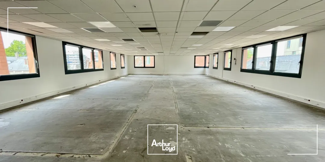 Opportunité rare :Bureaux à louer en plein coeur de Lille en face de la gare Lille Flandres.Le + : Le bien dispose de 13 places de parking.