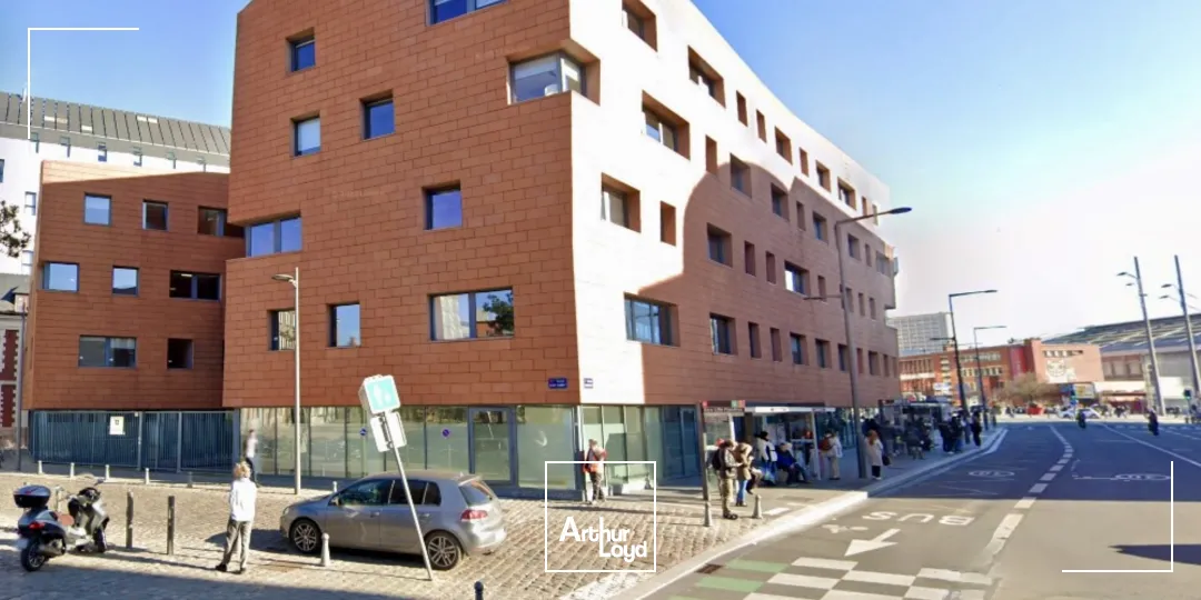 Opportunité rare :Bureaux à louer en plein coeur de Lille en face de la gare Lille Flandres.Le + : Le bien dispose de 13 places de parking.
