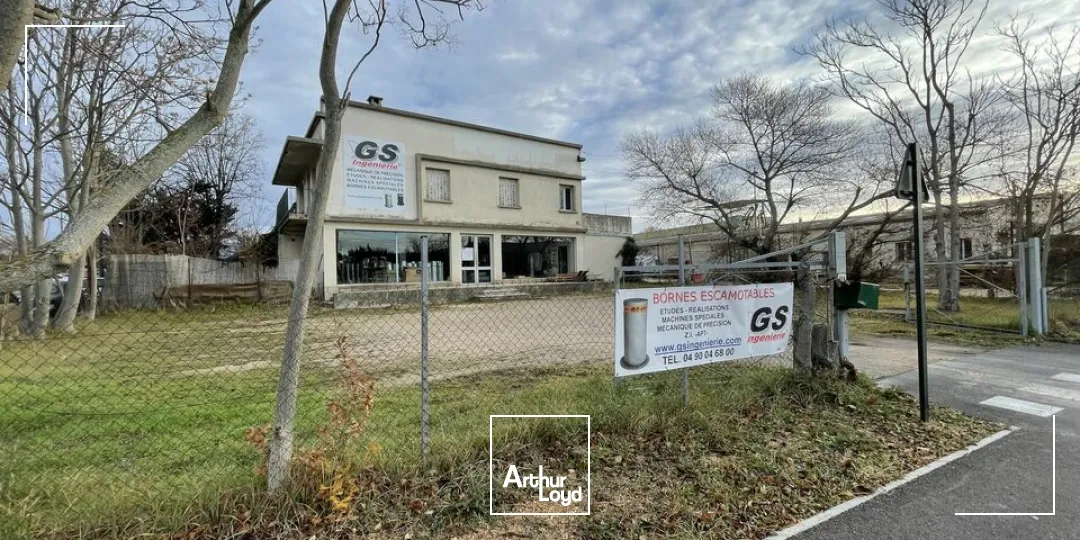 À vendre  Ensemble immobilier d'activités d'environ 2.000 m² sur parcelle de 4.855 m²  APT (84400)