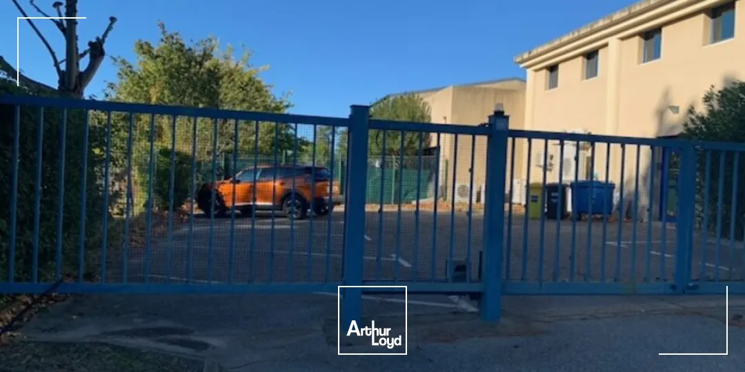 AVIGNON COURTINE BUREAUX A LOUER 417 m2 avec parking privé clôturé.