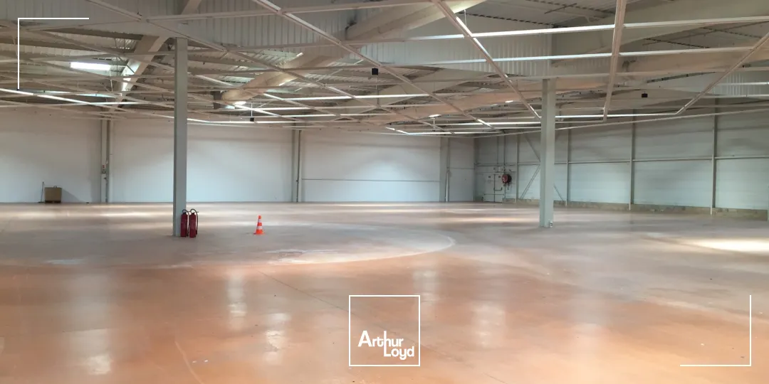 Deux cellules commerciales d'une surface de 1200 m2 et de 550 m2 disponible immédiatement, situé à proximité de grandes enseignes nationales en zone commerciale à Soissons. Possibilit...