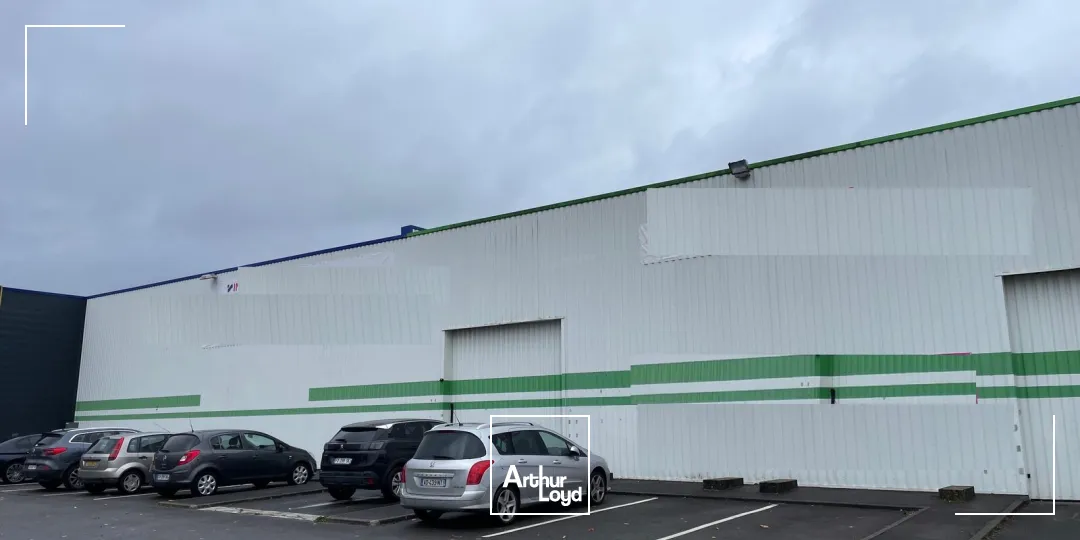 Deux cellules commerciales d'une surface de 1200 m2 et de 550 m2 disponible immédiatement, situé à proximité de grandes enseignes nationales en zone commerciale à Soissons. Possibilit...