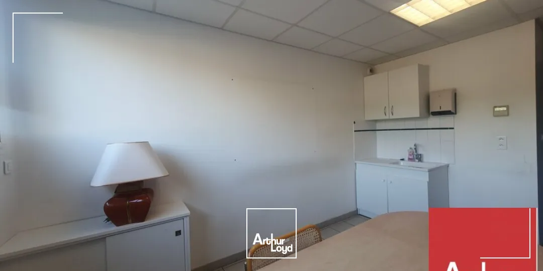 PIERRELATTE - A LOUER BÂTIMENT INDÉPENDANT DE BUREAUX DIVISIBLES AVEC NOMBREUSES PLACES DE PARKING