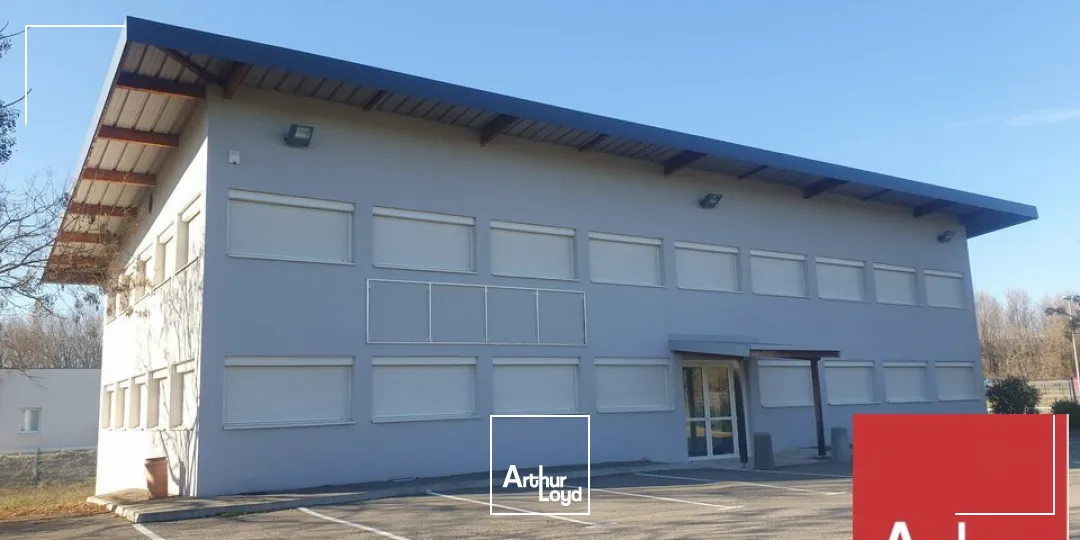 PIERRELATTE - A LOUER BÂTIMENT INDÉPENDANT DE BUREAUX DIVISIBLES AVEC NOMBREUSES PLACES DE PARKING