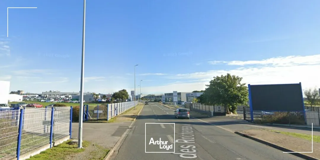 À LOUER  Bâtiment d'activité neuf  1 828 m² divisibles  Zone Mendès France, Niort