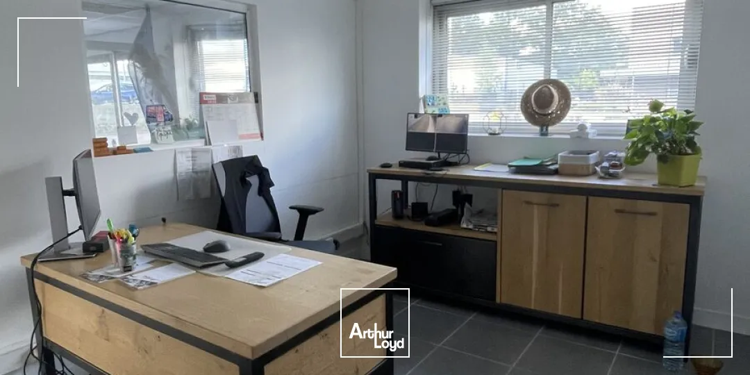 A LOUER - LOCAL D'ACTIVITE DE 250 M² - PLUNERET