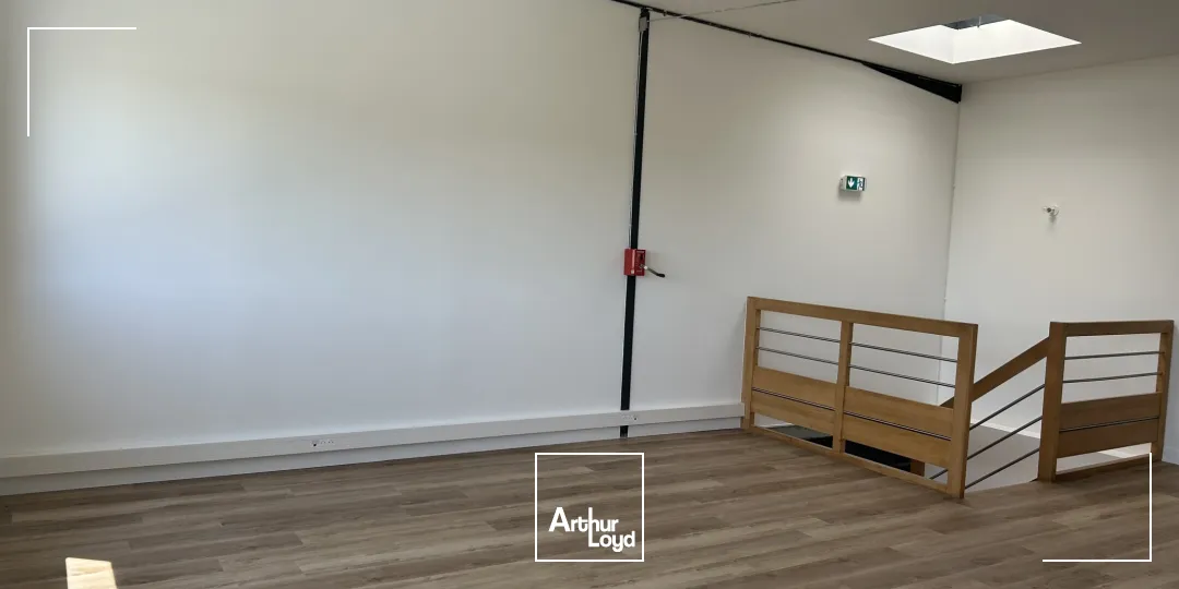 STOCKAGE - 184 M2 - DONGES - PORTE SECTIONNELLE - BUREAUX - A VENDRE