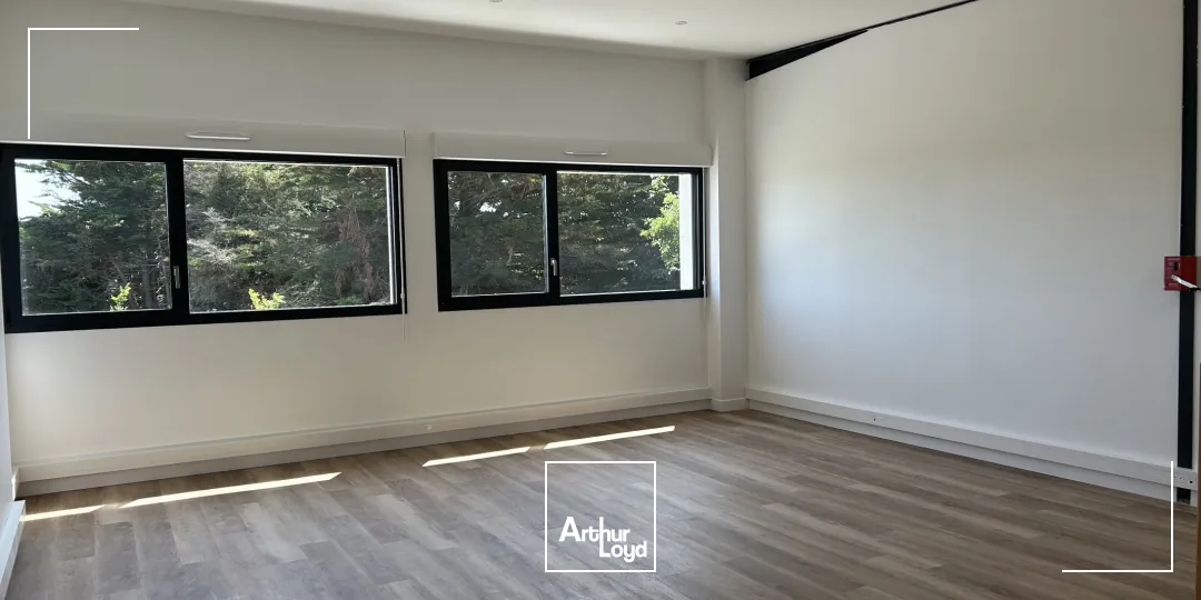 STOCKAGE - 184 M2 - DONGES - PORTE SECTIONNELLE - BUREAUX - A VENDRE