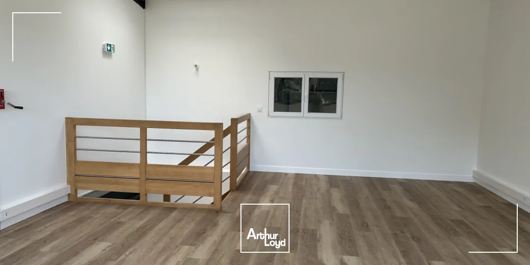 STOCKAGE - 184 M2 - DONGES - PORTE SECTIONNELLE - BUREAUX - A VENDRE