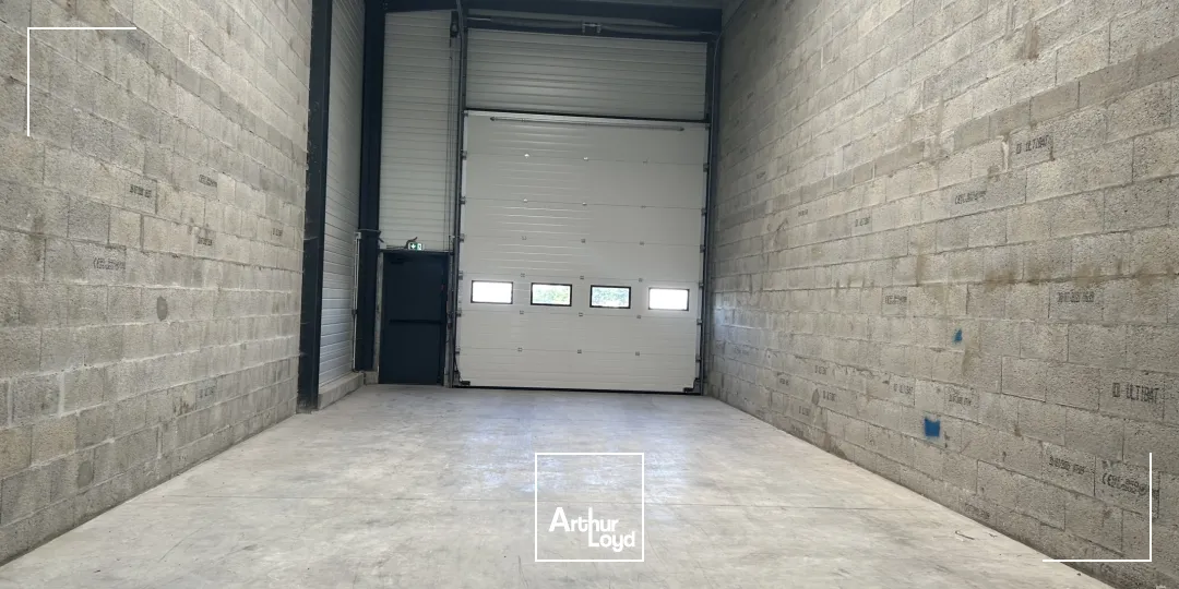 STOCKAGE - 184 M2 - DONGES - PORTE SECTIONNELLE - BUREAUX - A VENDRE