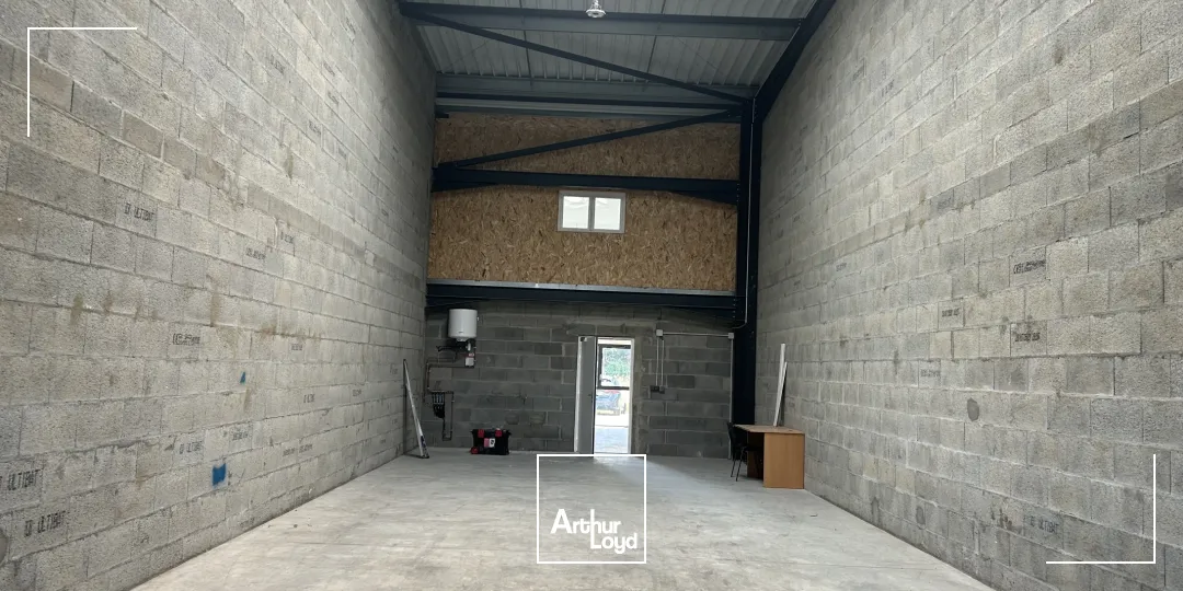 STOCKAGE - 184 M2 - DONGES - PORTE SECTIONNELLE - BUREAUX - A VENDRE