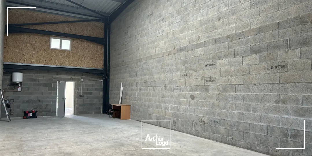 STOCKAGE - 184 M2 - DONGES - PORTE SECTIONNELLE - BUREAUX - A VENDRE