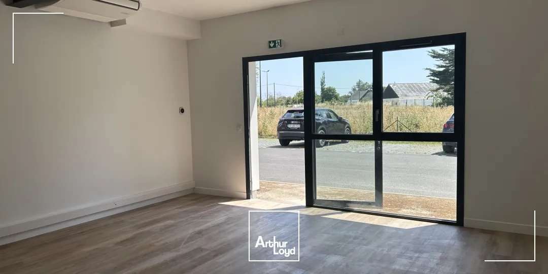 STOCKAGE - 184 M2 - DONGES - PORTE SECTIONNELLE - BUREAUX - A VENDRE